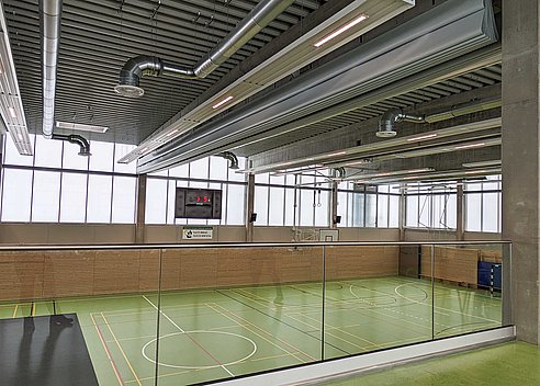 Blick von der Empore auf das Spielfeld der Zweifeldhalle in Niederwiesa