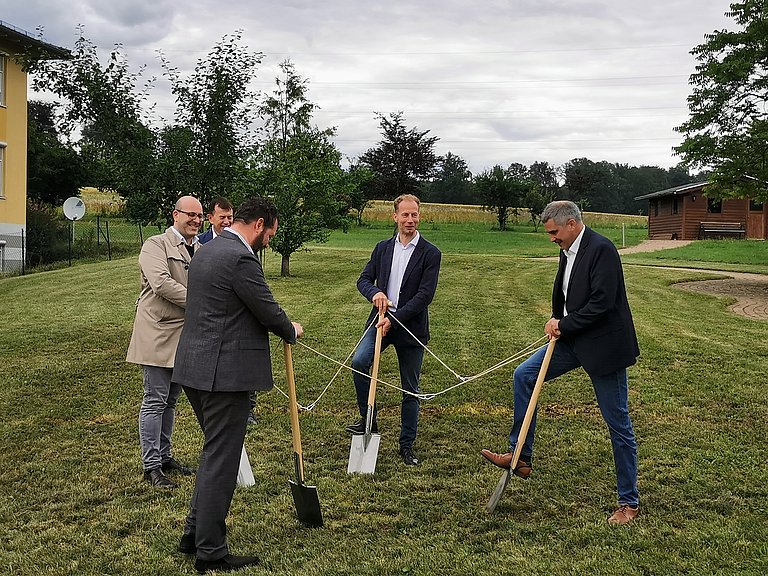 Erster Spatenstich für den Erweiterungsbau des Pflegeheimes in Neunkirchen