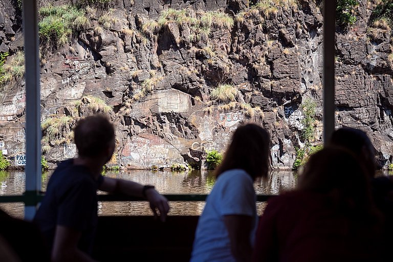 Schifffahrt vorbei an Felsen