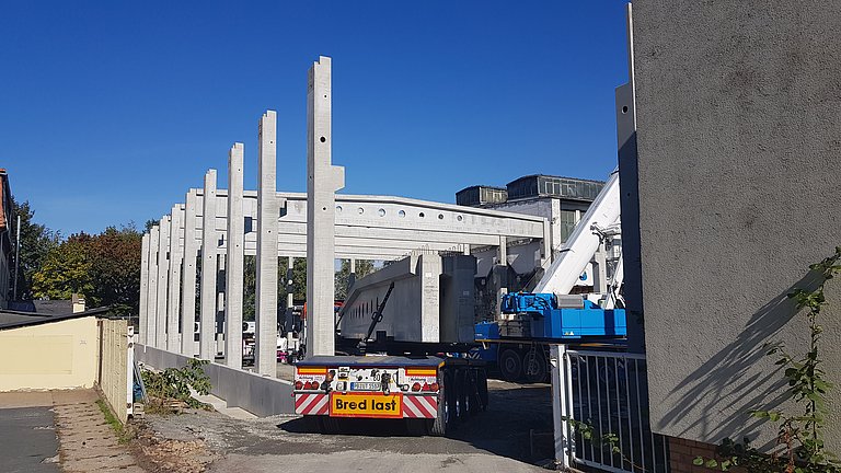 Die Stützen stehen! Arbeiten an der neuen Fertigungshalle der SM Sächsischen Metallwerke GmbH schreiten voran